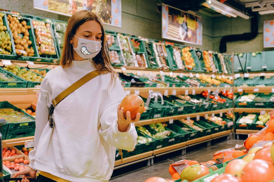 Women wearing a face mask in a supermarket